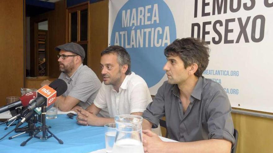 Ferreiro, en el centro, junto a Martiño Noriega y Jorge Suárez, ayer en A Coruña.