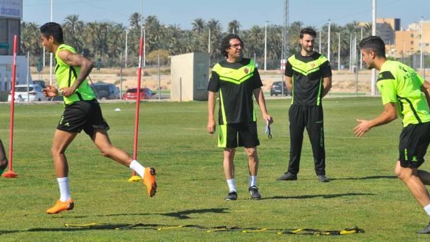 Fidel Martínez y su ayudante Keko, ayer en el entrenamiento.