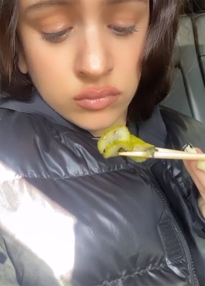 Rosalía mirando su comida sana