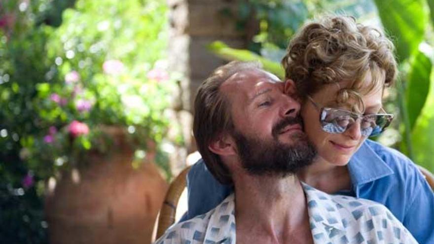 Ralph Fiennes y Tilda Swinton, ex amantes y casi ex amigos en &#039;Cegados por el sol&#039;.