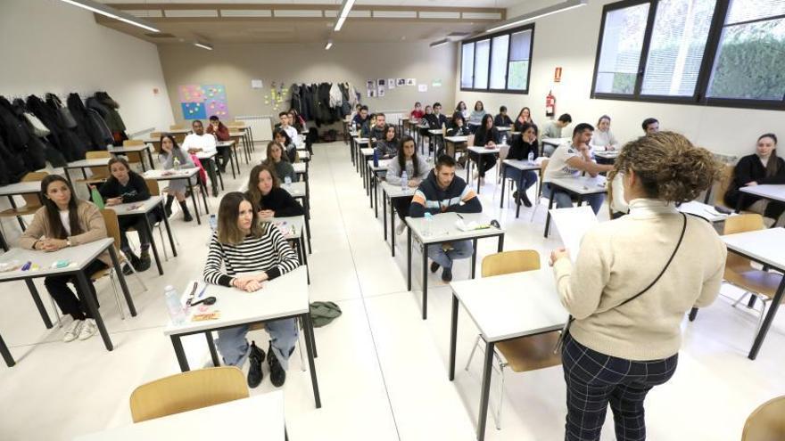 Varios aspirantes, el pasado mes de enero, durante el examen MIR en Aragón.