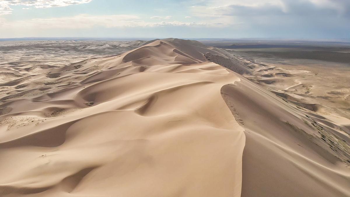 Las dunas de Khongor son una de las grandes imágenes del desierto del Gobi, un paisaje de arena que parece no terminar nunca.