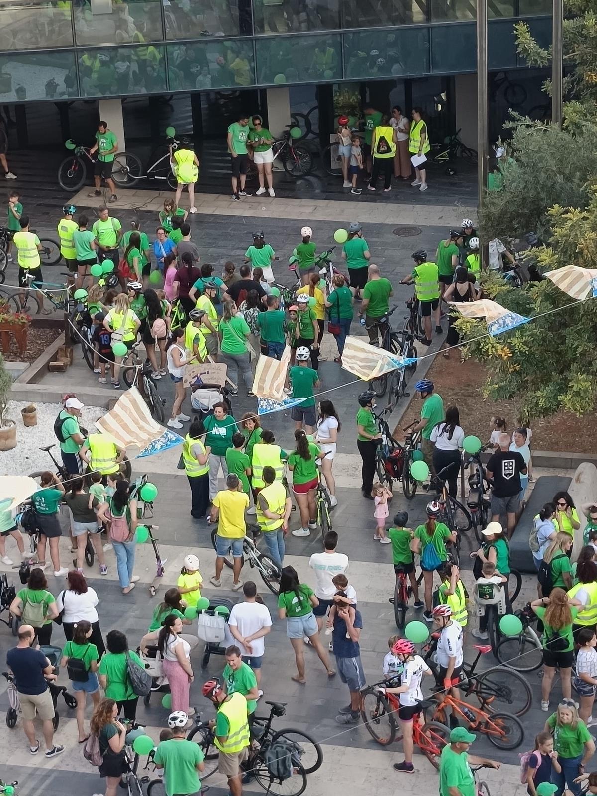 El Ayuntamiento de Almassora fue el lugar donde ha concluido la bicicletada.