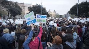 Centenars de persones protesten contra la gestió de la crisi dels refugiats, aquesta tarda.