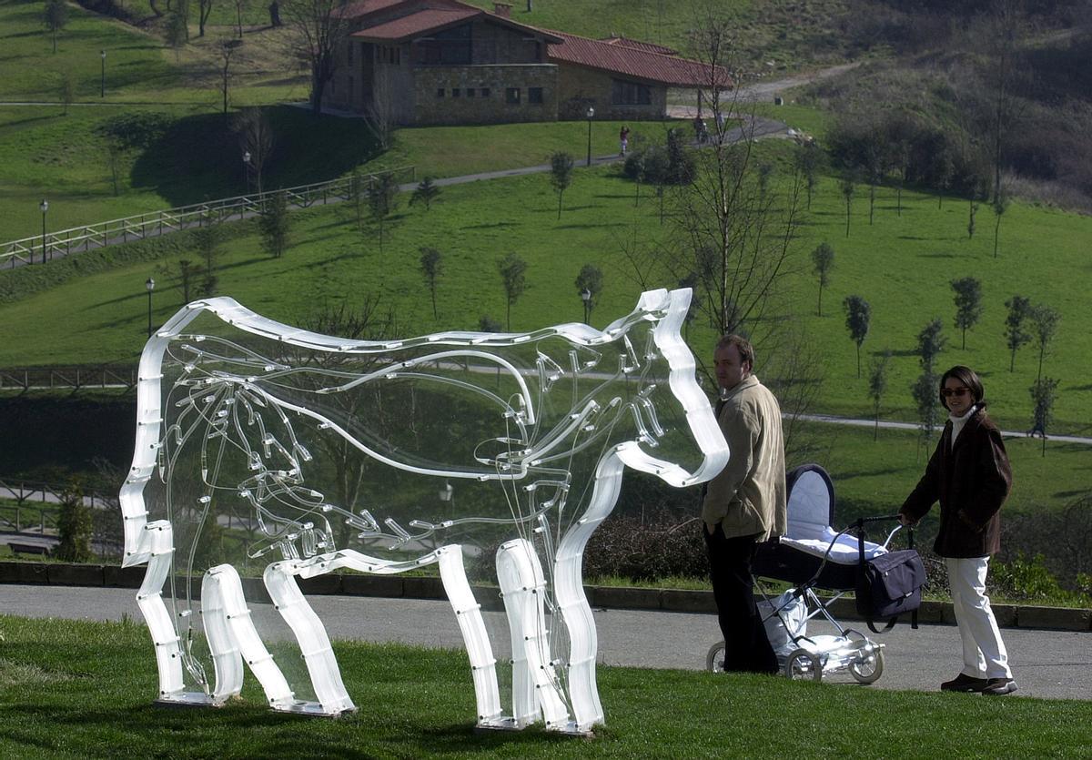 La "Vaca biológica", tras su instalación en febrero de 2003, en el Parque de Invierno.