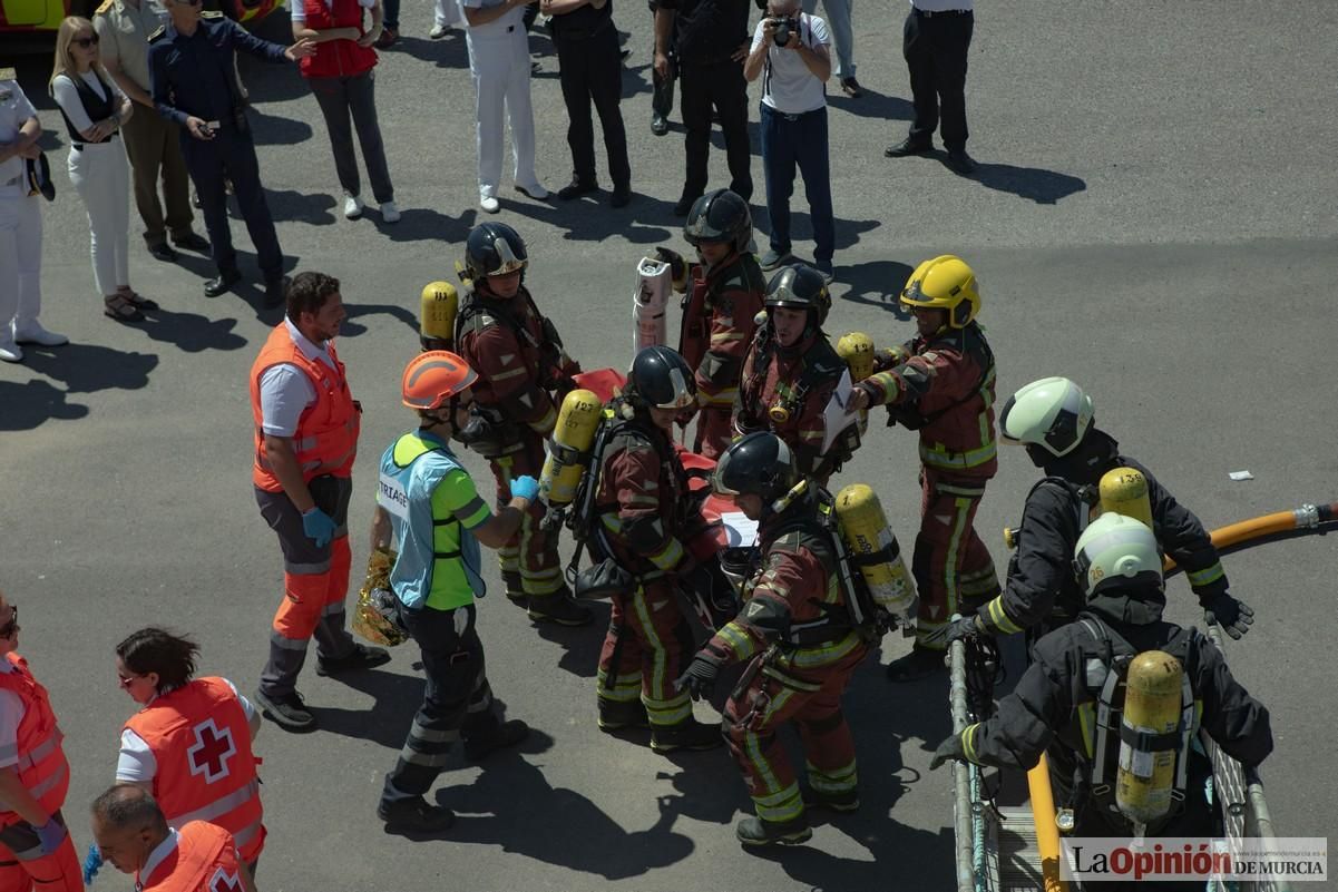 Espectaculares imágenes del simulacro de accidente de la Armada en el Puerto de Cartagena