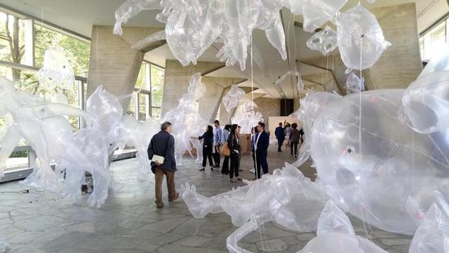 Esculturas hinchables del Jardín Autómata de Olga Diego inaugurado ayer en la sede de la Unesco en París.