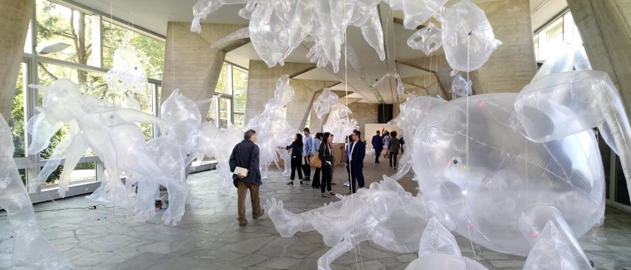 Esculturas hinchables del Jardín Autómata de Olga Diego inaugurado ayer en la sede de la Unesco en París.