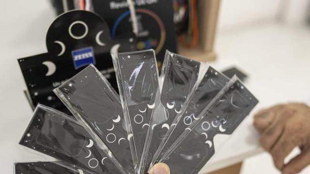 Ulleres homologades per a l’observació segura d’eclipsis solars. | ZOWY VOETEN