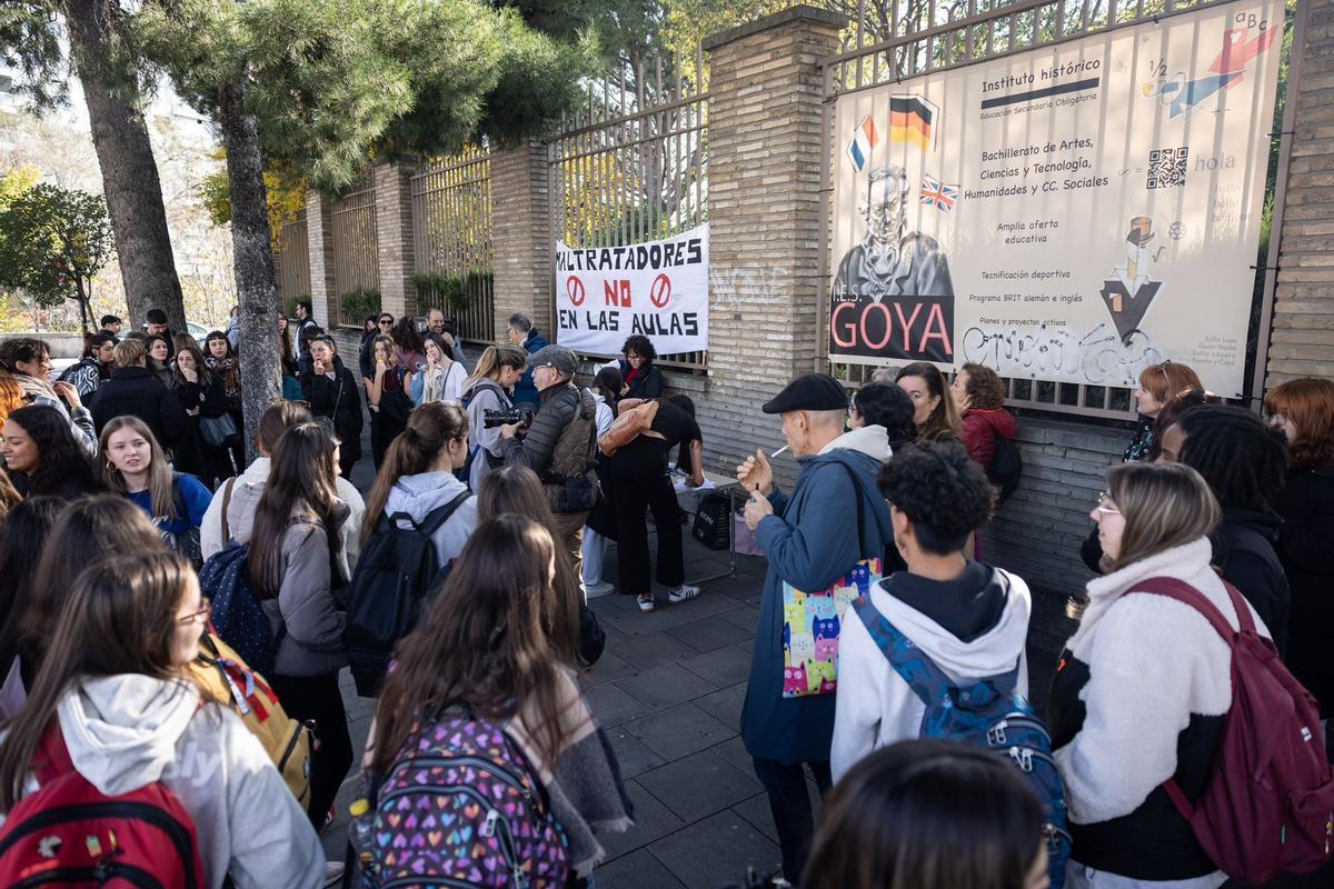 En imágenes | Nueva protesta en el IES Goya contra el profesor condenado por maltrato En imágenes | Nueva protesta en el IES Goya contra el profesor condenado por maltrato