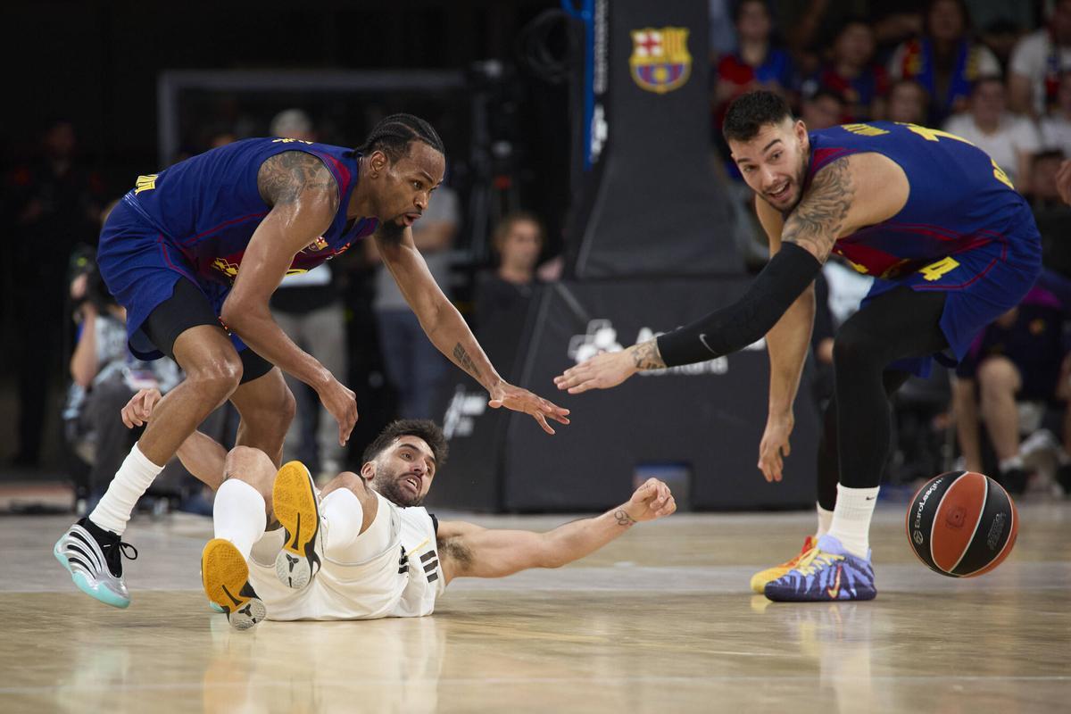Punter y Hernangómez, con Campazzo tendido en el suelo en el clásico del Palau Blaugrana.
