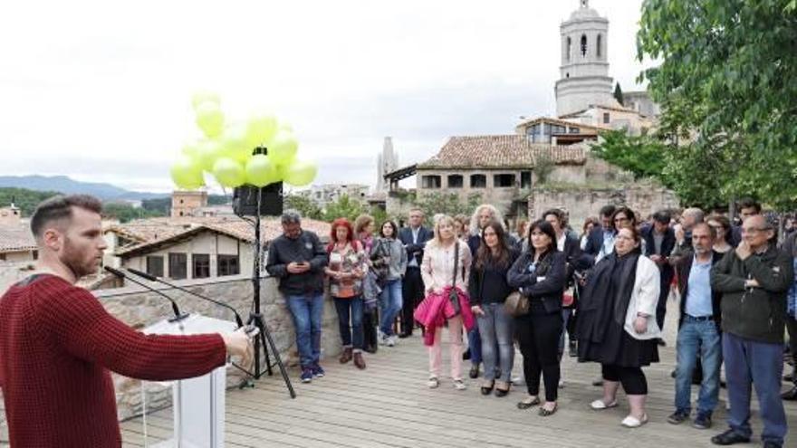 Un moment de l&#039;acte commemoratiu, celebrat al mirador del carrer de les Dones de Girona.