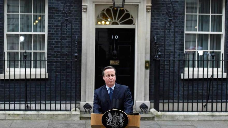 El primer ministro británico, a la puerta de su residencia oficial, anunciando la fecha del referéndum.