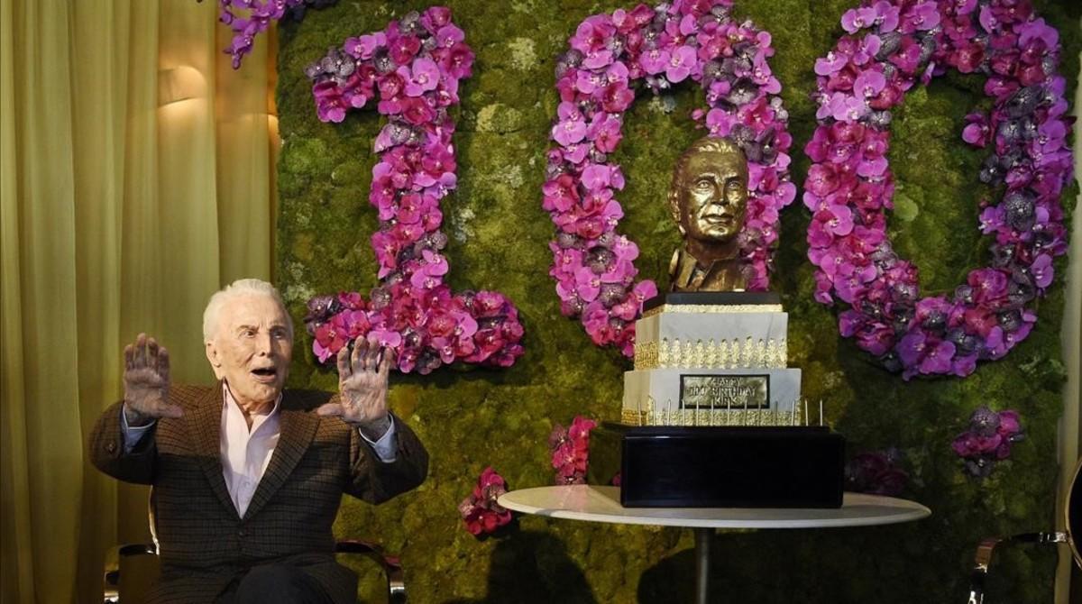 lmmarco36573770 actor kirk douglas acknowledges applause from the crowd at h161210171842