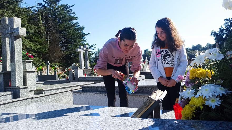 La comarca de Grado se vuelca con Todos  los Santos: «Te mueres cuando te olvidan»