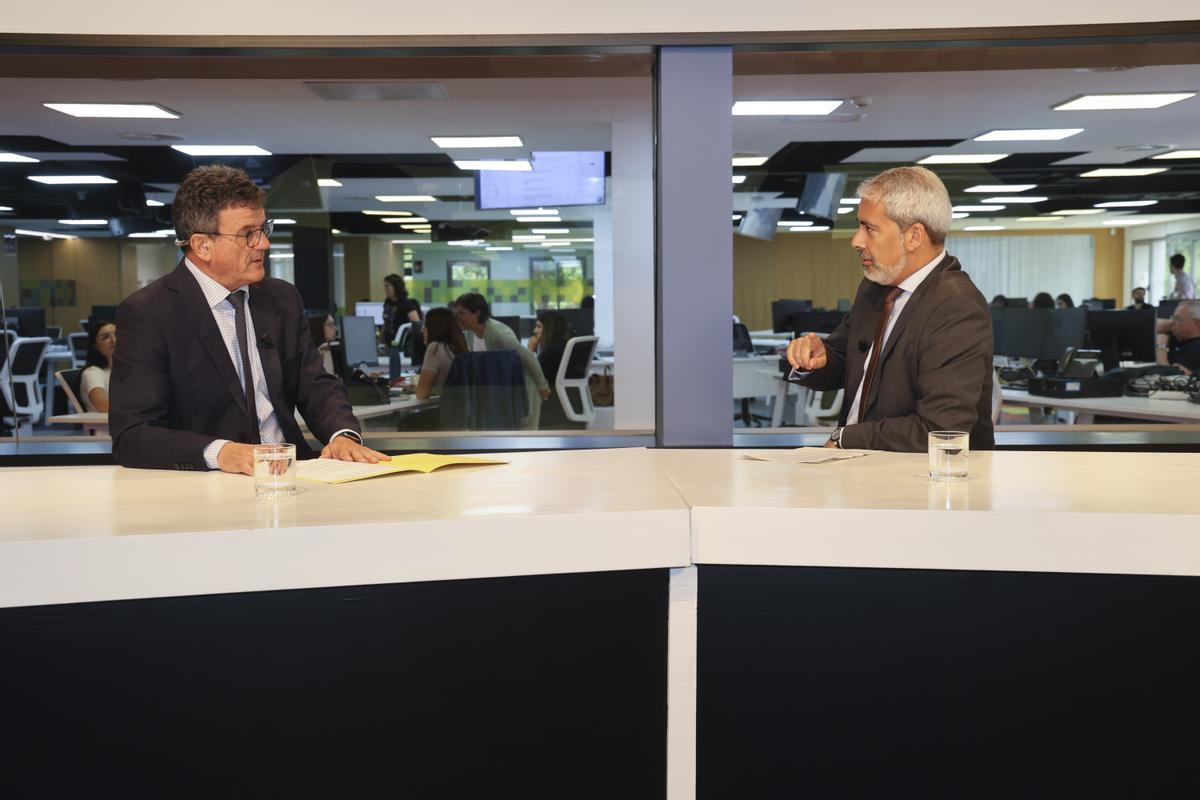 Un momento del evento, grabado en el plató de INFORMACIÓN TV, entre Toni Cabot y Óscar Pérez.