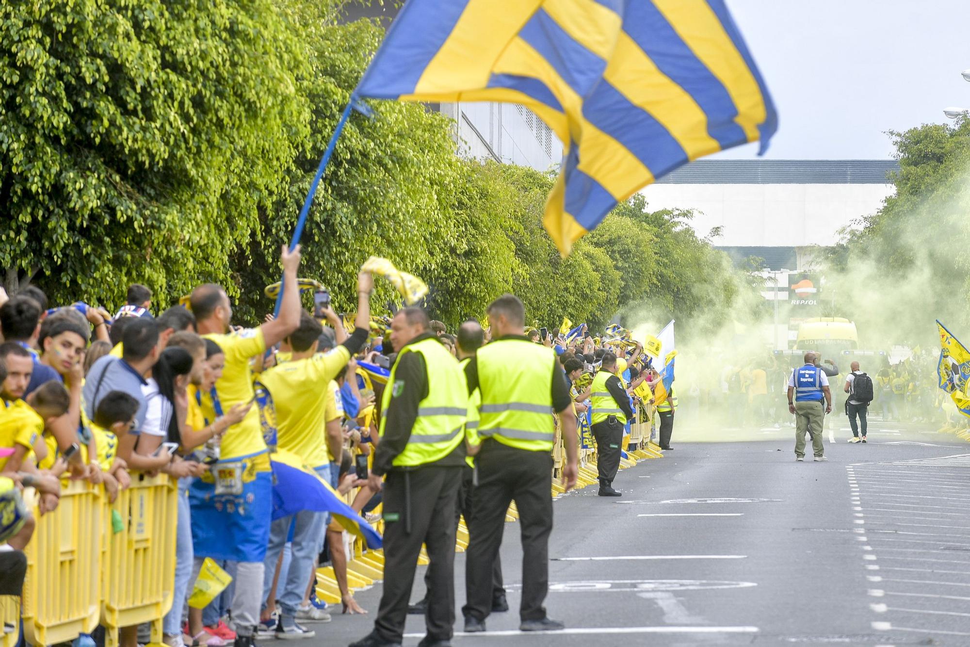 La afición recibe a la guagua de la UD Las Palmas en Fondos de Segura