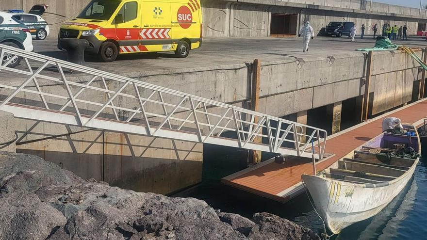 Servicios de emergencia junto a la embarcación el muelle de Granadilla, en Tenerife. | | LP/DLP