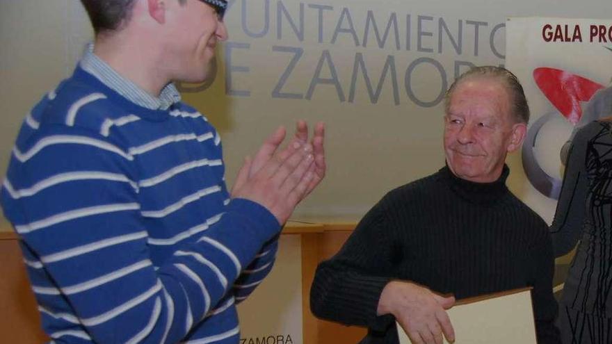 Mariano Quevedo recibe un homenaje del ciclismo zamorano.