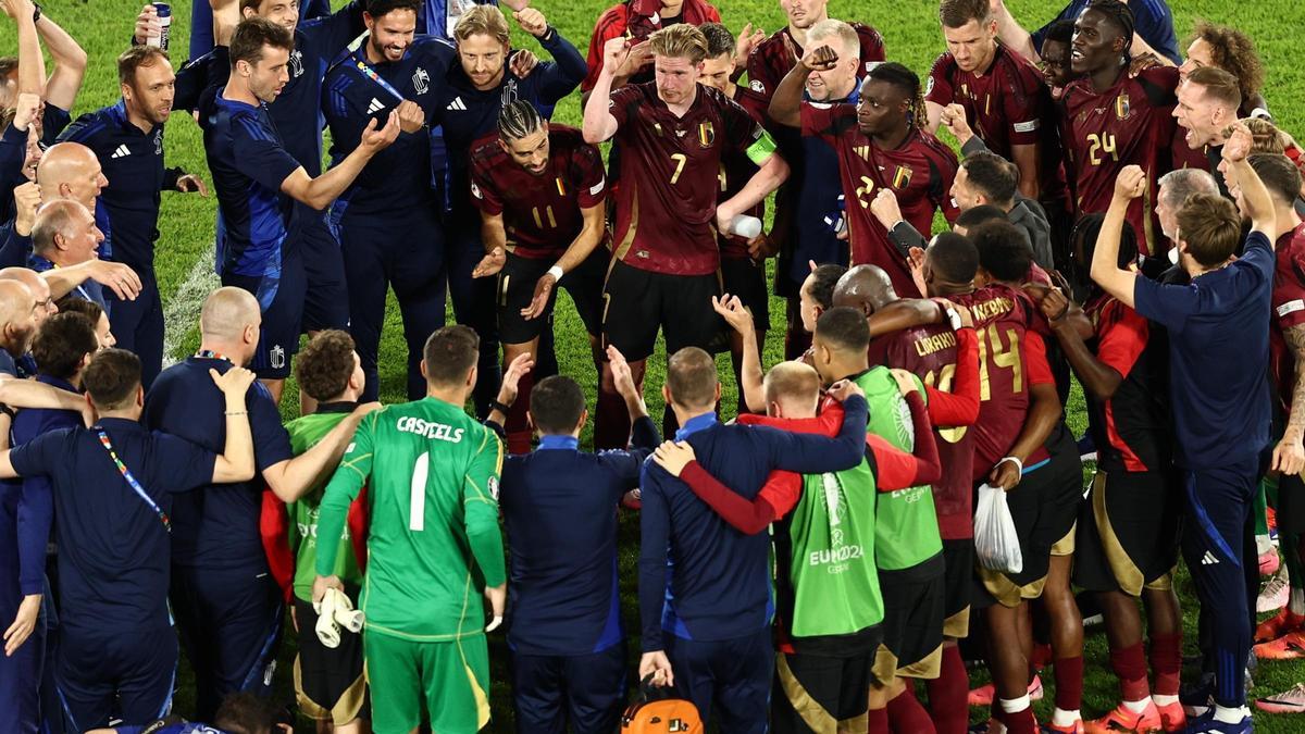 Los futbolistas belgas celebran el triunfo sobre Rumanía que les dio posibilidades de clasificación.