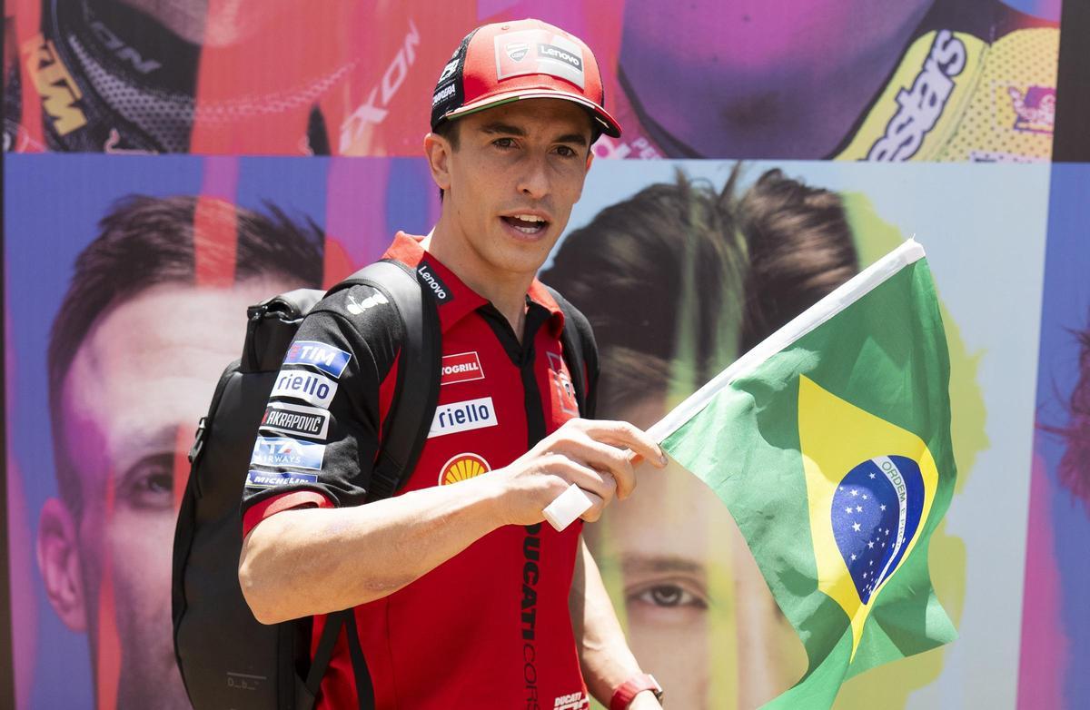 Marc Márquez celebra correr en Brasil, luciendo la bandera del país que recibe, este fin de semana, al Mundial.