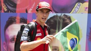 Marc Márquez celebra correr en Brasil, luciendo la bandera del país que recibe, este fin de semana, al Mundial.
