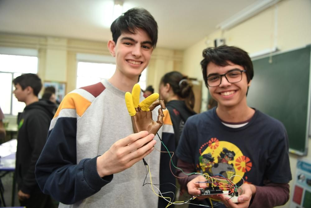 Especialistas visitan el taller de tecnología de los alumnos del instituto Zalaeta