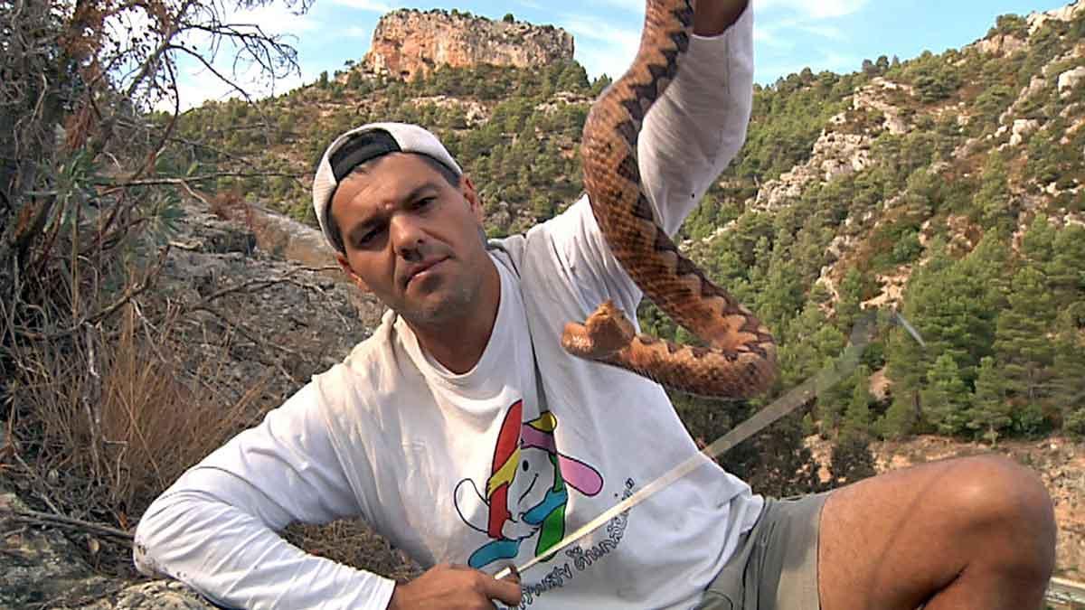 Fran Cuesta muestra en el vídeo cómo le mordió la serpiente pitón.