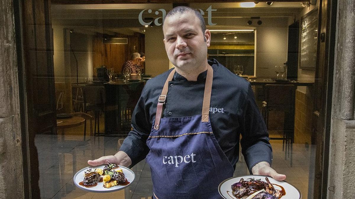 Armando Álvarez, chef del restaurante Capet, con dos de sus platos estrella