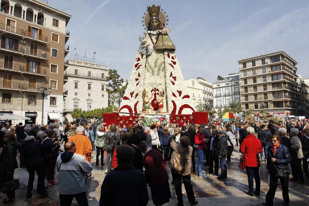 Ambiente en la Plaza de la Virgen.