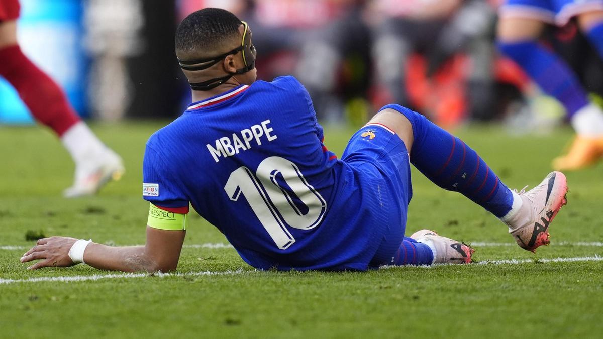 Mbappé, durante el Francia-Polonia, partido en el que reapareció con la máscara.