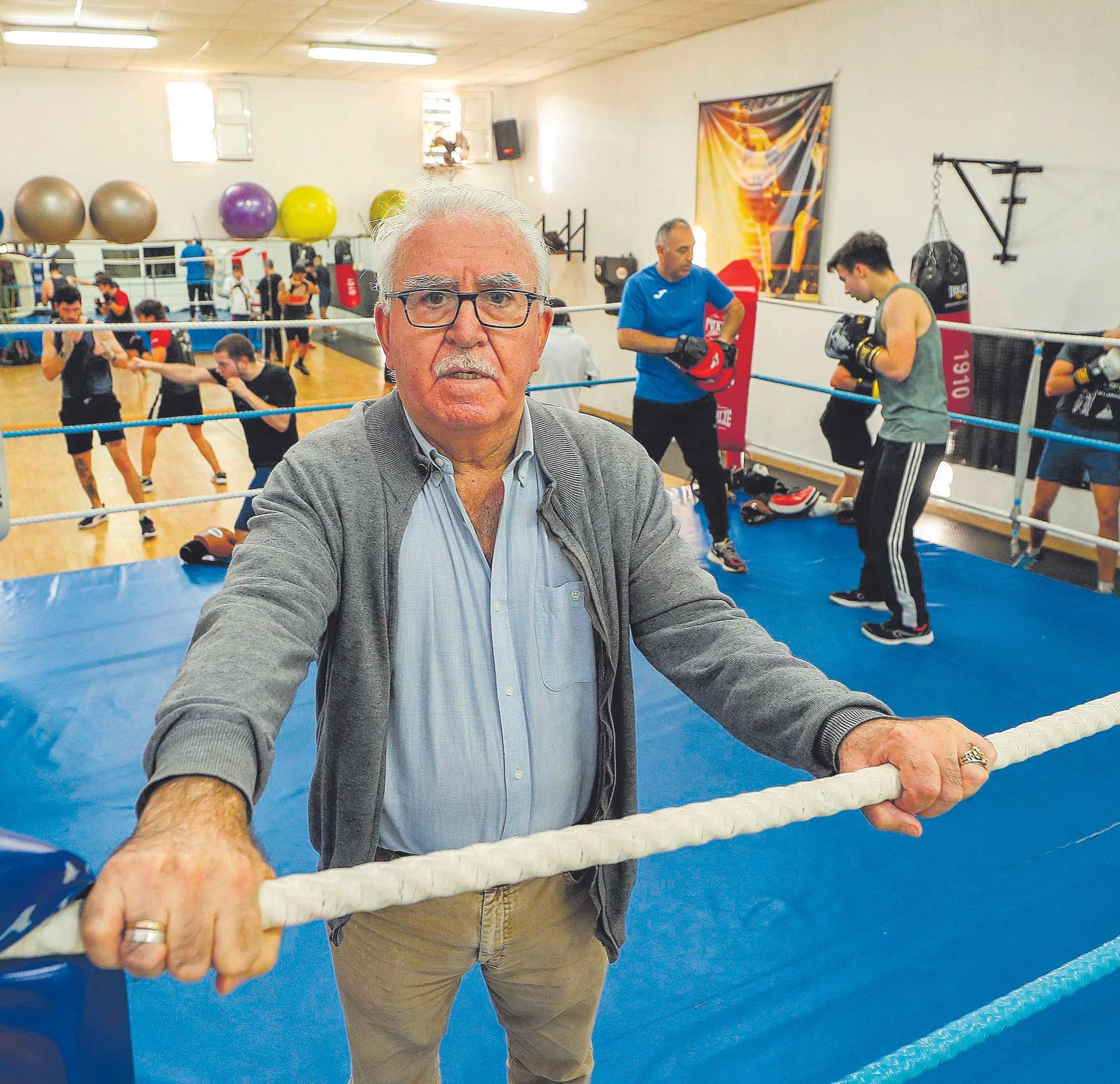 El entrenador de boxeo Paco Amoedo, posa en el polideportivo Saudade, en Vigo, dos semanas después de que le extirpasen un riñón.