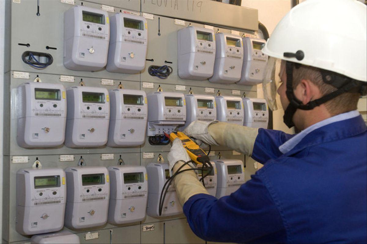 Un técnico revisa los contadores de electricidad.