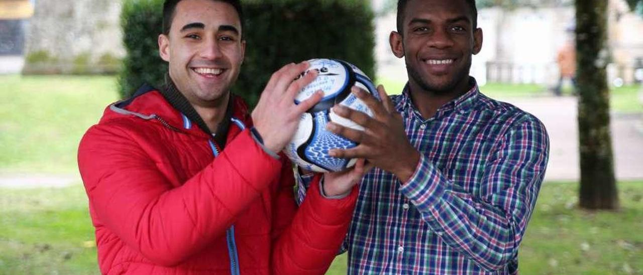 Los delanteros del Agolada Aitor y Jemba, ayer, en la capital dezana. // Bernabé