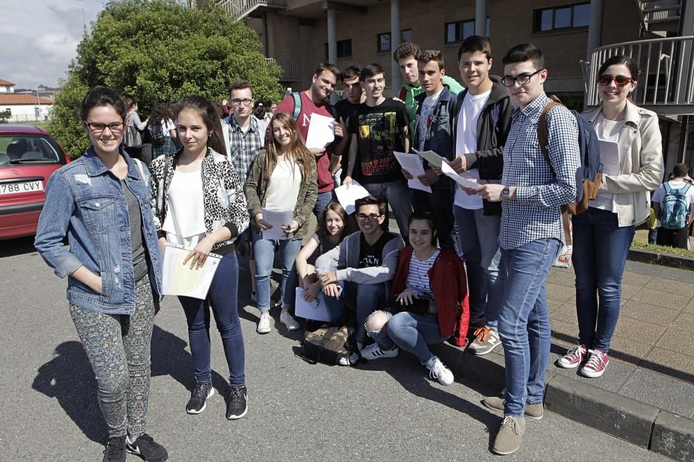 Alumnos se examinan de la PAU en Gijón