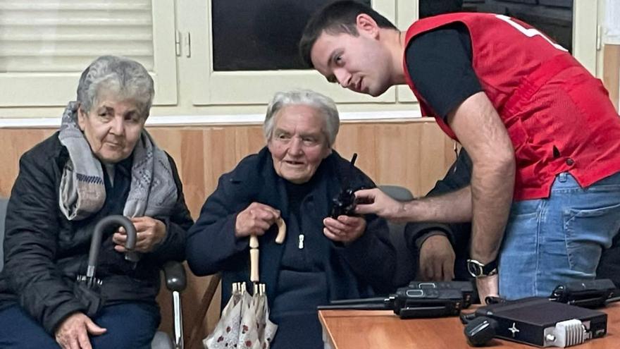 Un técnico de Cruz Roja junto a dos vecinas de Bermillo de Alba que prueban los nuevos dispositivos. | Ch. S.