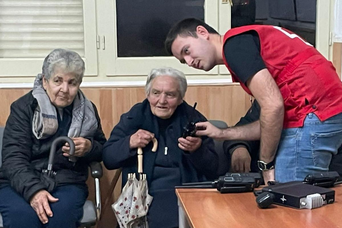 Un técnico de Cruz Roja junto a dos vecinas de Bermillo de Alba que prueban los nuevos dispositivos. | Ch. S.