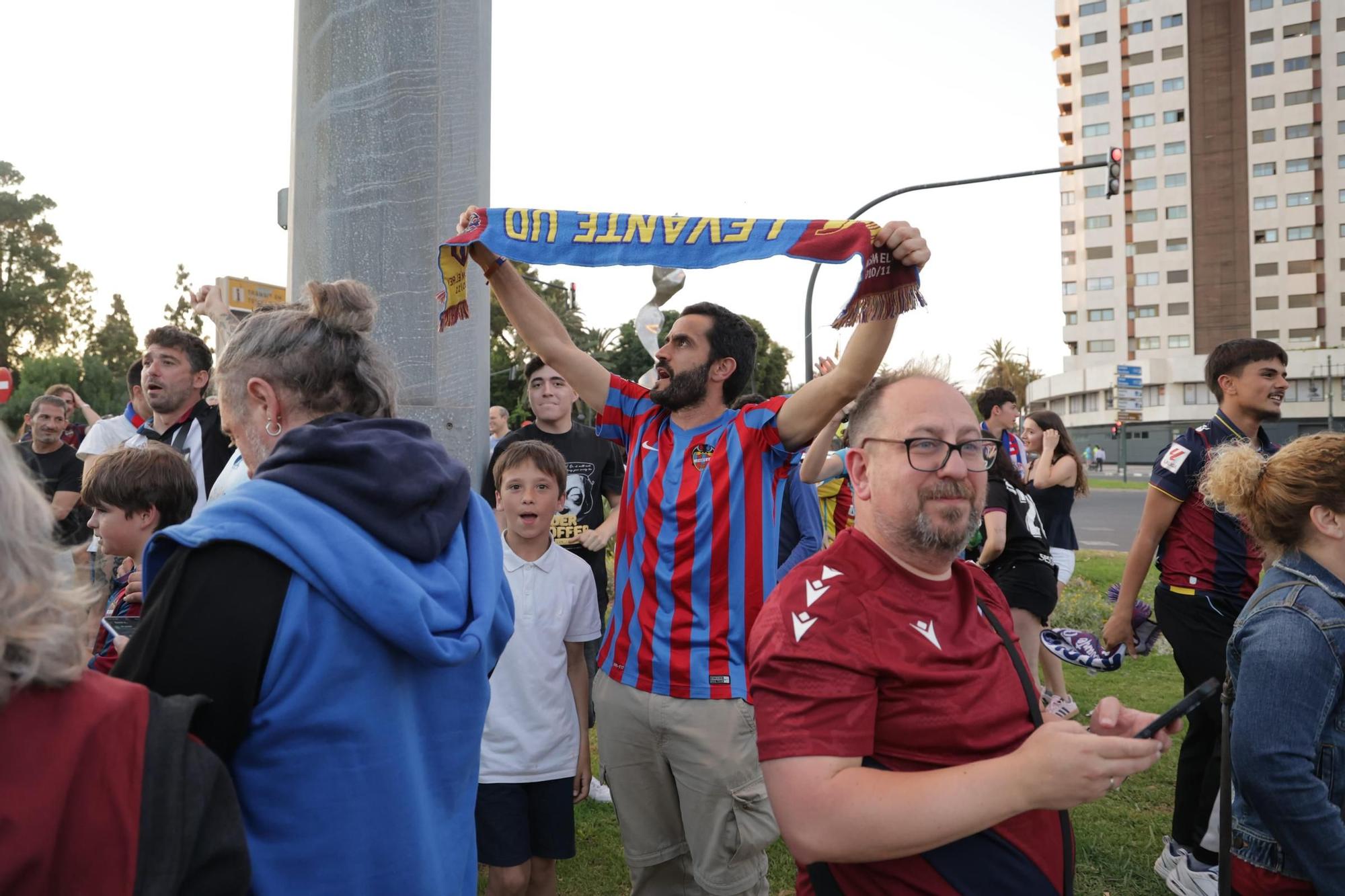 La afición del Levante UD festeja el ascenso en la fuente de Las Cuatro Estaciones