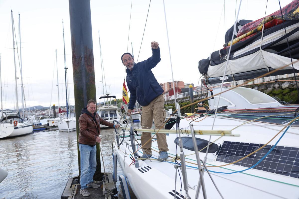 EN IMÁGENES: Así fue la llegada de Juan Merediz al puerto deportivo de Avilés tras batir el récord de la Ruta del Descubrimiento