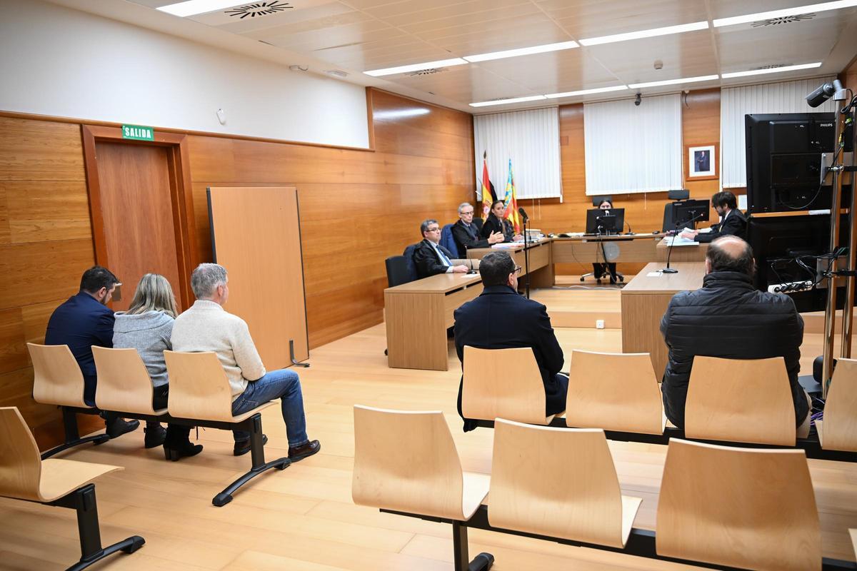 Sala de vistas donde se iba a iniciar el juicio en enero de 2025. En el banquillo de los acusados varios emprensarios, entre ellos Vegara