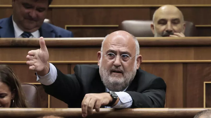 El diputat de Junts Eduard Pujol s'equivoca i vota 'sí' a la investidura de Feijóo