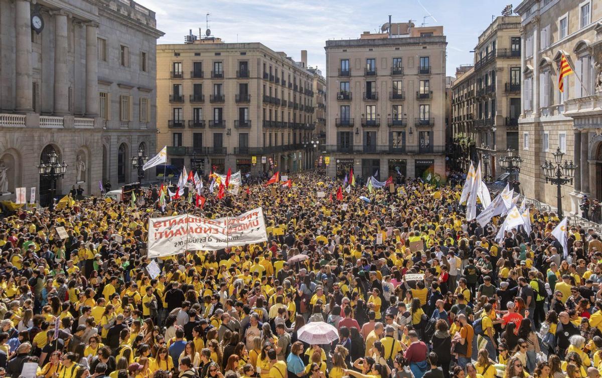 Milers de professors lliuren a BCN un nou pols al Govern