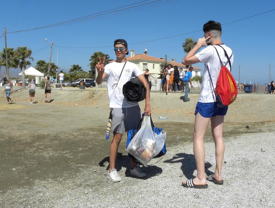 Los 'weekers', en las horas previas al inicio del festival de música de Torre del Mar.