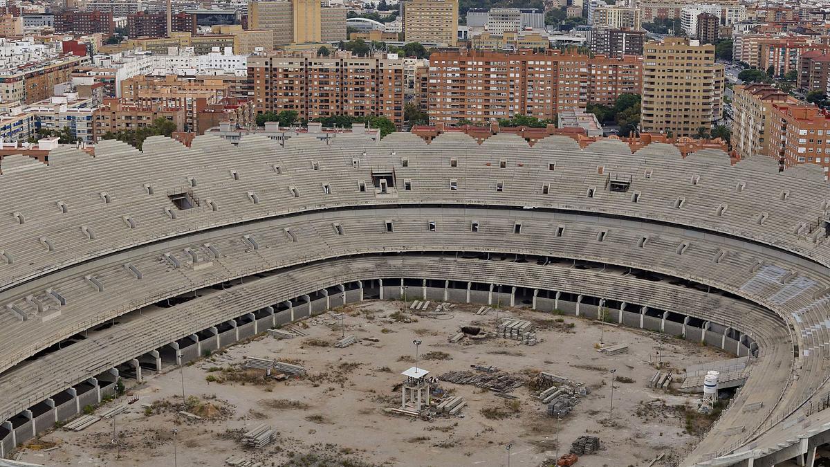 Imagen del «nuevo» Mestalla después de la paralización de las obras en 2009.  | M.A. MONTESINOS
