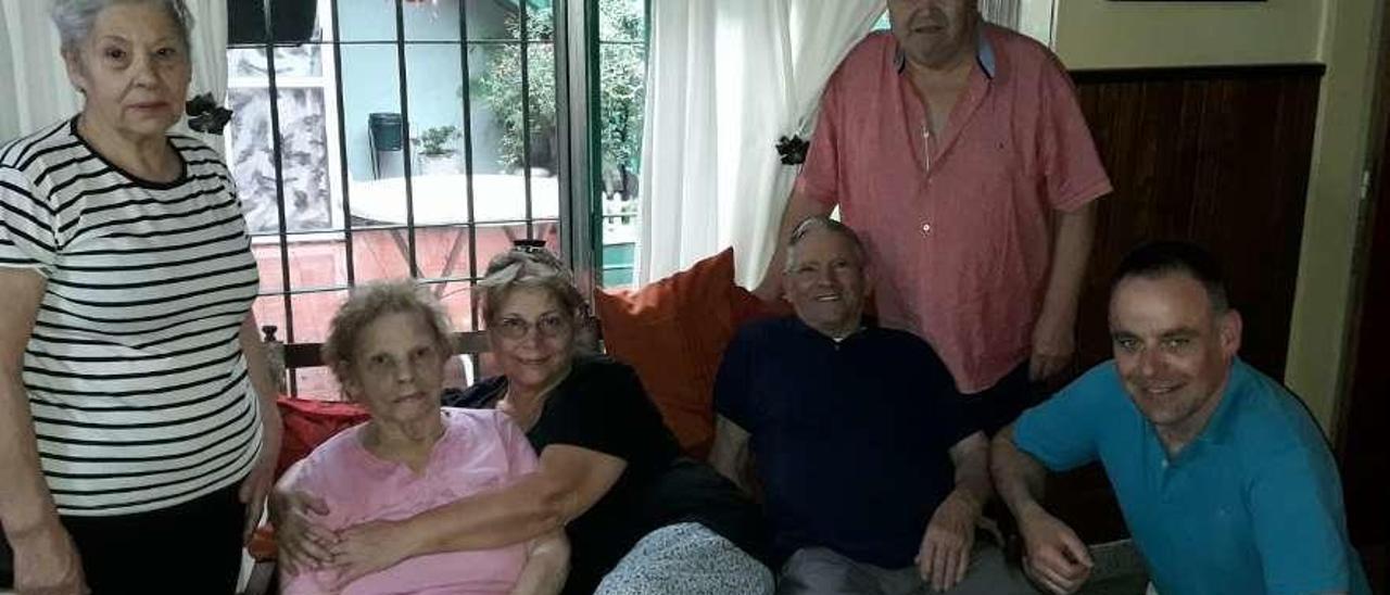 Pepe y Edita Areán, Joaquín Cochón y Jorge González junto a Josefa Areán, que hoy cumple 90 años.