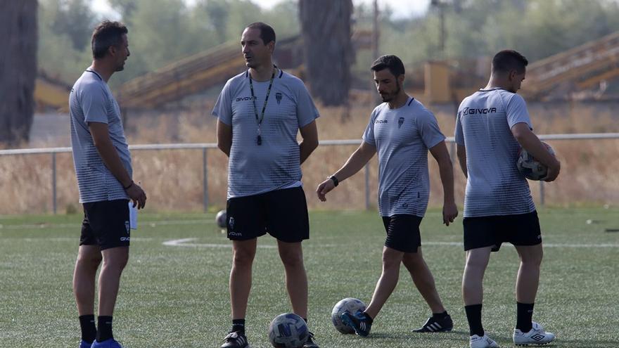 Diego Caro junto a su cuadro técnico en el primer día de trabajo en la Ciudad Deportiva.