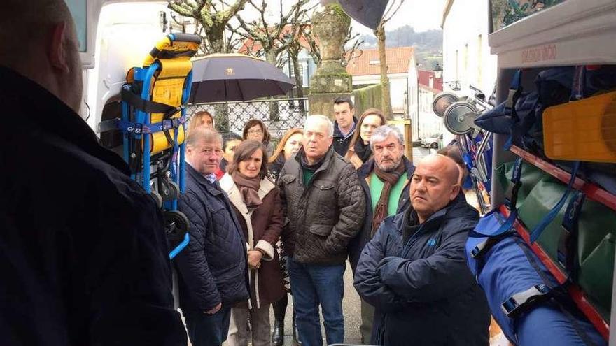 Alcaldes de la comarca miran, ayer, el interior de la nueva ambulancia de Cruz Vermella Betanzos.