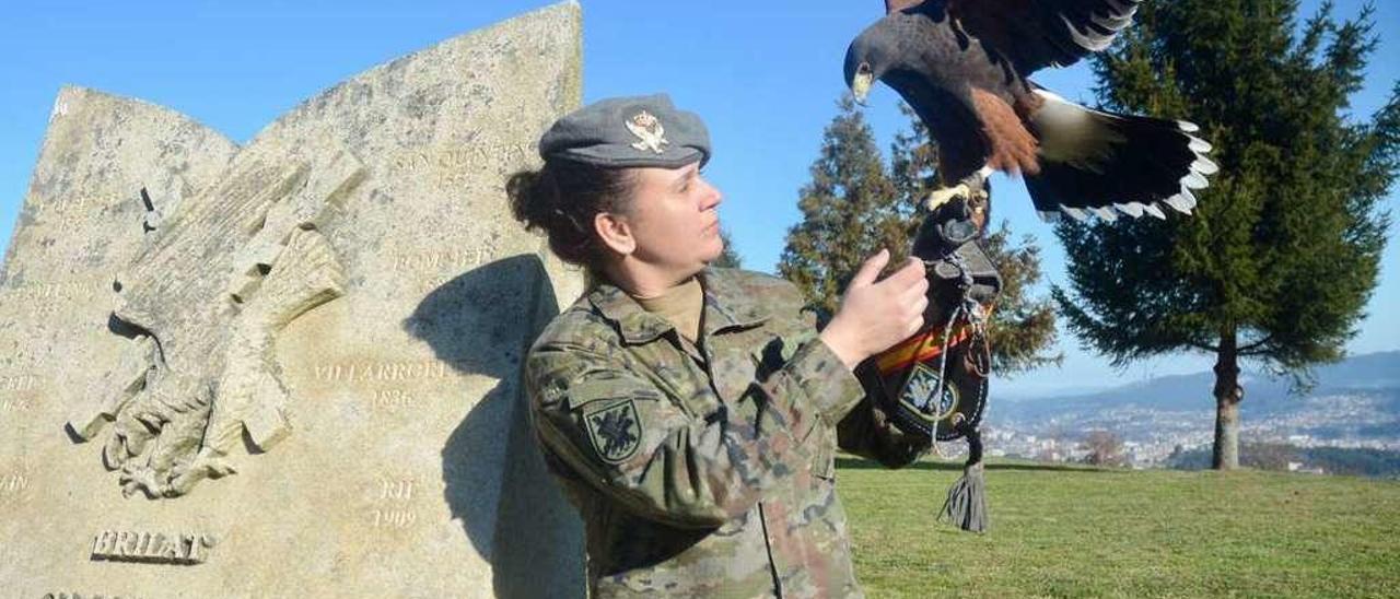 La cabo Nuria Gallego, con su águila &quot;Hermione&quot;, una de las mascotas de la Brilat. // Rafa Vázquez