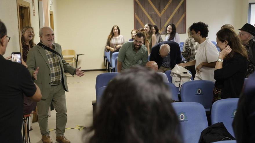 Homenaje sorpresa en Oviedo al psicólogo Marino Pérez, al que brindan un tomo que analiza su obra: "Seguiré escribiendo y polemizando"