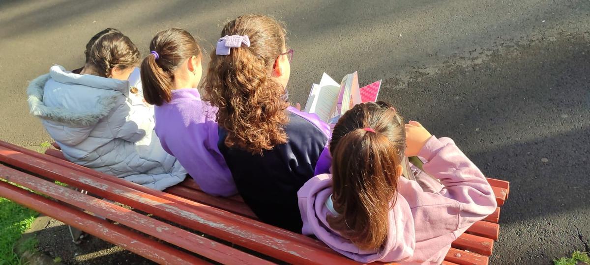 Un grupo de alumnas del CEIP Camino Largo de La Laguna leen en un espacio público del municipio.